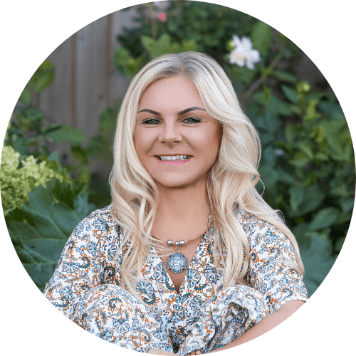 Uśmiechnięta kobieta na tle roślin